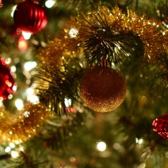 Jak przechowywać oświetlenie i dekoracje bożonarodzeniowe?